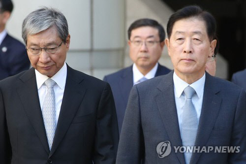 장충기(왼쪽) 전 삼성 미래전략실 사장과 최지성 전 미래전략실장. <연합뉴스 자료사진>